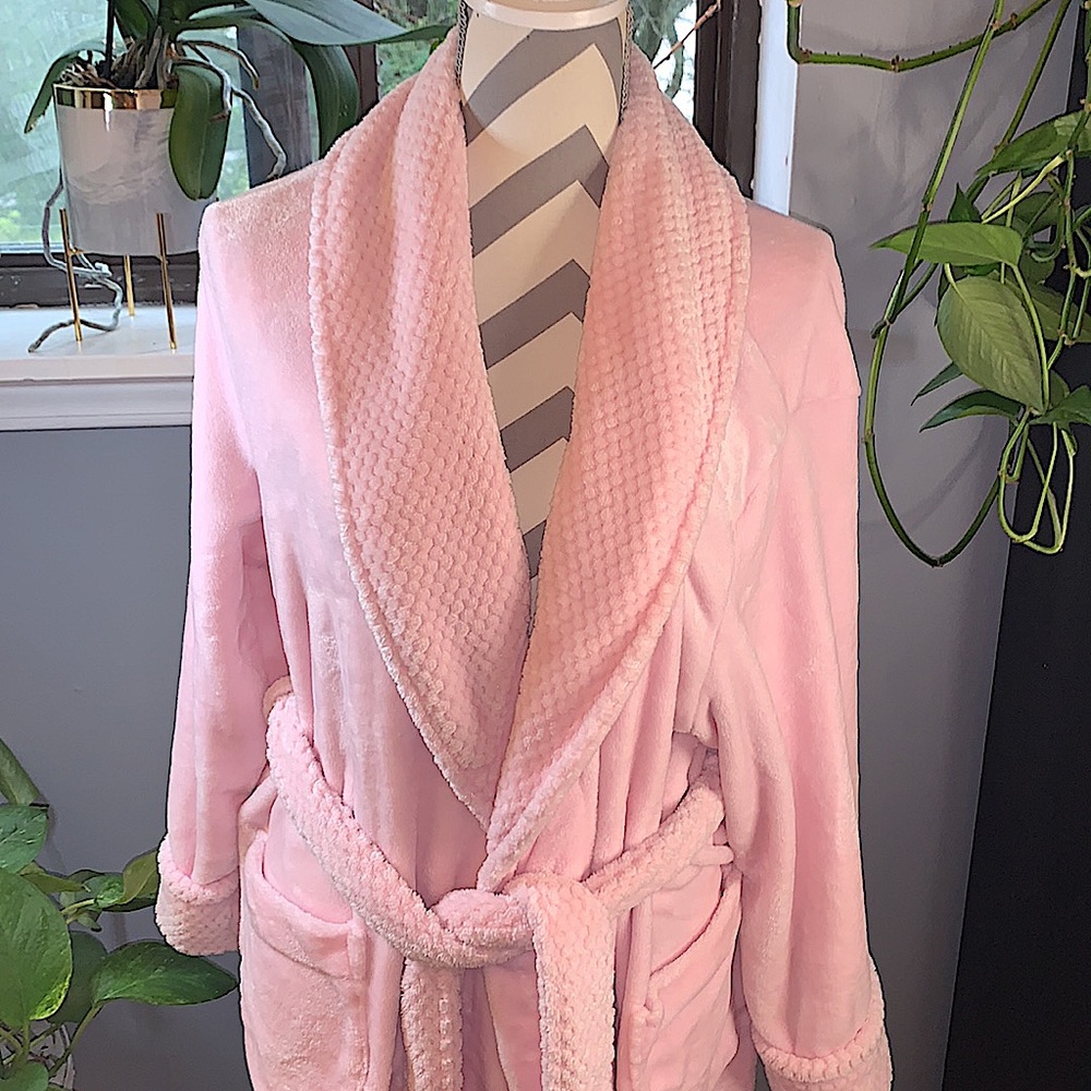Robe - Picture 2 of 4